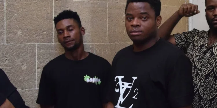 ÜNİVERSİTENİN OTOPARKINDA UYUŞTURUCU İLE YAKALANDILAR