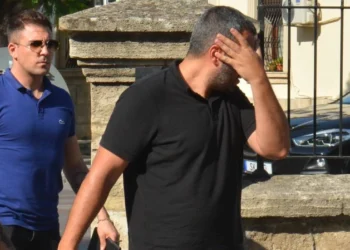 TURİSTTEN ALDIĞI PARAYI ŞİRKETE TESLİM ETMEDİ