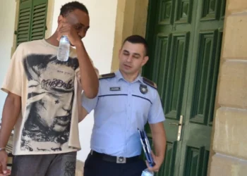 MARKETTEN PARFÜM ÇİKOLATA VE DONDURMA ALDI ÖDEMEDEN ÇIKTI