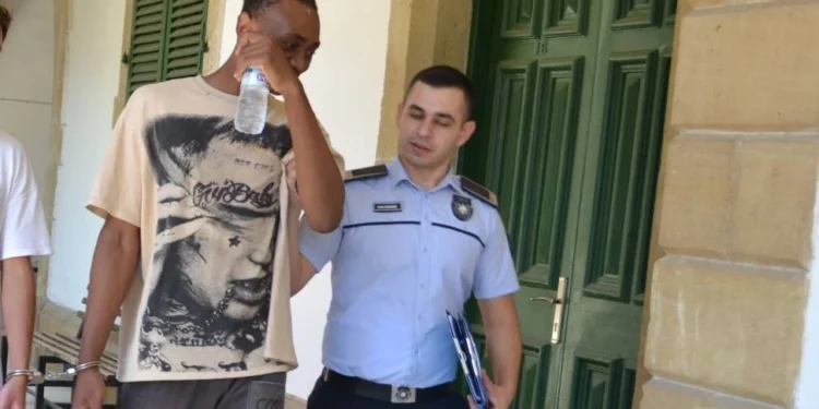 MARKETTEN PARFÜM ÇİKOLATA VE DONDURMA ALDI ÖDEMEDEN ÇIKTI