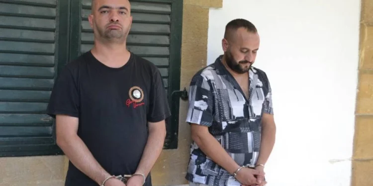 ARAÇTAN ATTIKLARI POŞETTEN SİLAH VE MERMİ ÇIKTI