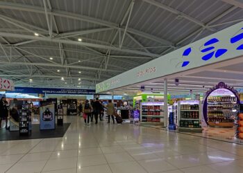 LARNAKA HAVALİMANI’NDA GÜMRÜKSÜZ SİGARA VE TÜTÜNLE YAKALANDI