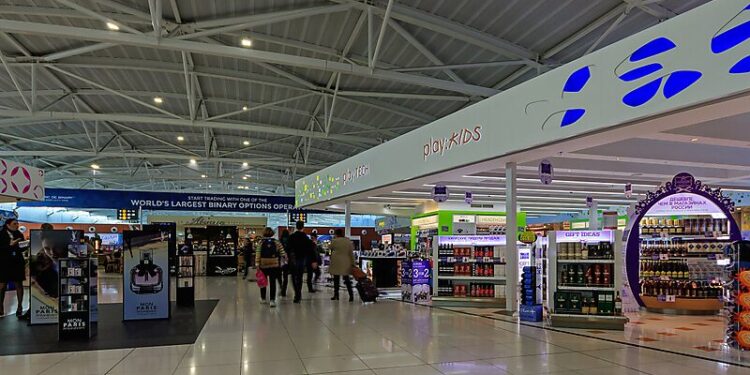 LARNAKA HAVALİMANI’NDA GÜMRÜKSÜZ SİGARA VE TÜTÜNLE YAKALANDI