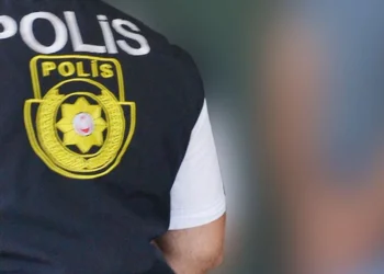 HERKESİN GÖREBİLECEĞİ YERDE TUVALETİNİ YAPARKEN UYARAN KİŞİYİ HASTANELİK ETTİ