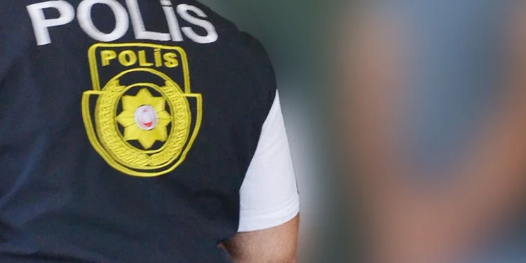 HERKESİN GÖREBİLECEĞİ YERDE TUVALETİNİ YAPARKEN UYARAN KİŞİYİ HASTANELİK ETTİ