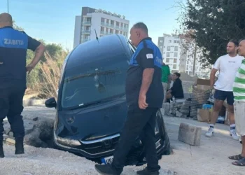 DEREBOYU’NDA ARAÇ ÇUKURA DÜŞTÜ, HARMANCI ÖZÜR DİLEDİ