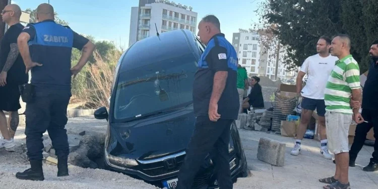 DEREBOYU’NDA ARAÇ ÇUKURA DÜŞTÜ, HARMANCI ÖZÜR DİLEDİ