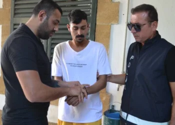 YOL VERMEDİ DİYE YUMRUK ATTI YERE DÜŞEN ŞAHIS KAFASINI TAŞA ÇARPTI