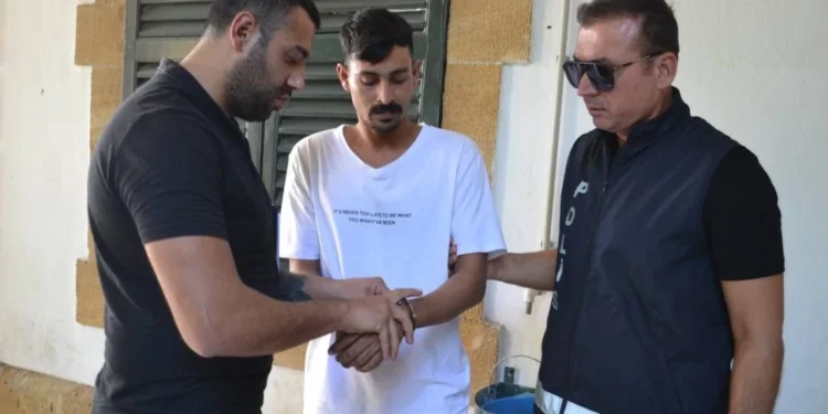 YOL VERMEDİ DİYE YUMRUK ATTI YERE DÜŞEN ŞAHIS KAFASINI TAŞA ÇARPTI