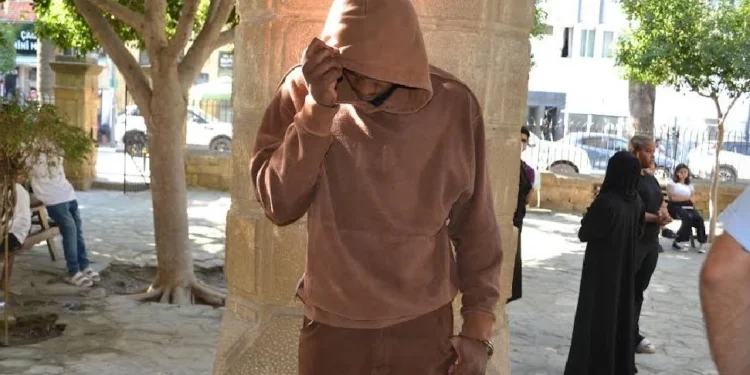 140 TL ÇALDI YAKALANINCA KAÇAK OLDUĞU ORTAYA ÇIKTI