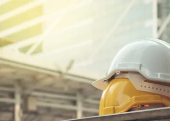 İŞ KAZASI: BAŞINA DEMİR DÜŞAN ŞAHIS AĞIR YARALANDI