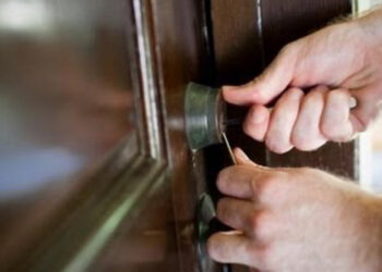 YURT DIŞINDA YAŞAYAN ŞAHISLARIN EVİNE GİRİP KALDILAR VE TUTUKLANDILAR