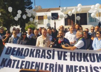 HAYATINI KAYBEDEN BEBEK İÇİN MECLİS ÖNÜNDE SAYGI DURUŞU