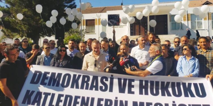 HAYATINI KAYBEDEN BEBEK İÇİN MECLİS ÖNÜNDE SAYGI DURUŞU