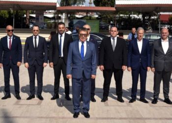 “DİMDİK AYAKTAYIZ”