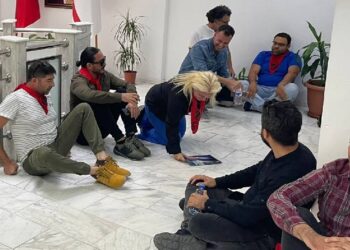 MALİYE BAKANLIĞI’NDA OTURMA EYLEMİ “ÖĞRETMENLERİN YASAL HAKLARI İHLAL EDİLİYOR”