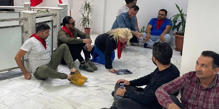 MALİYE BAKANLIĞI’NDA OTURMA EYLEMİ “ÖĞRETMENLERİN YASAL HAKLARI İHLAL EDİLİYOR”