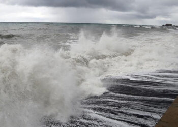 DİKKAT DENİZLERDE FIRTINA VAR