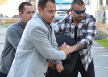 KAPISININ ÖNÜNDE OTURAN ŞAHSI BIÇAKLADI