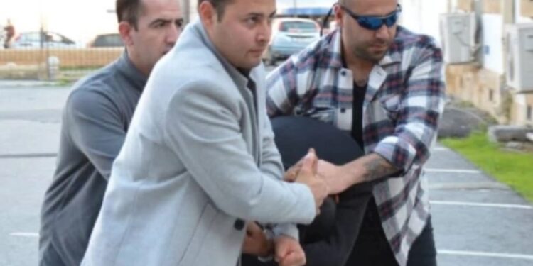 KAPISININ ÖNÜNDE OTURAN ŞAHSI BIÇAKLADI