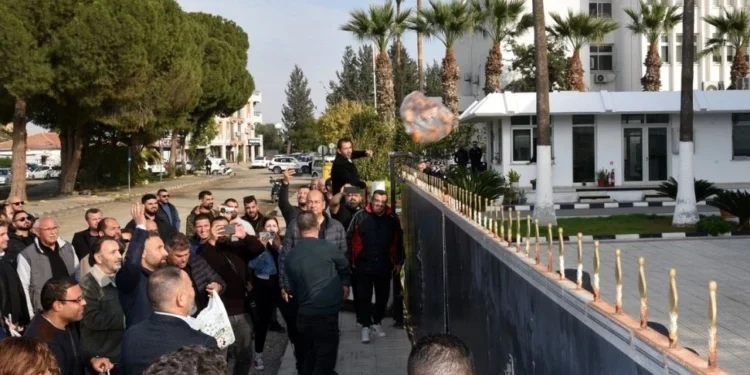 SENDİKALAR GENEL GREV UYARISINDA BULUNDU