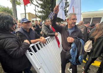 GELENEK BOZULMADI MECLİS KAPISI YİNE SÖKÜLDÜ