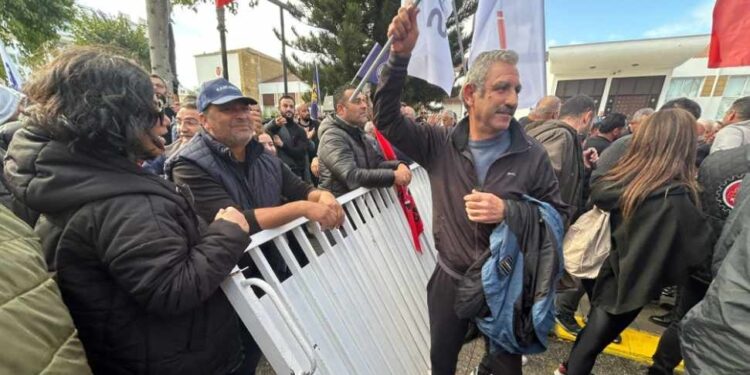 GELENEK BOZULMADI MECLİS KAPISI YİNE SÖKÜLDÜ