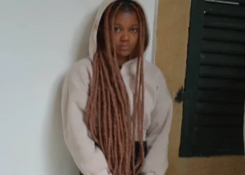 SARHOŞ ŞEKİLDE ADLİ ŞUBE’NİN CAMLARINI KIRDI