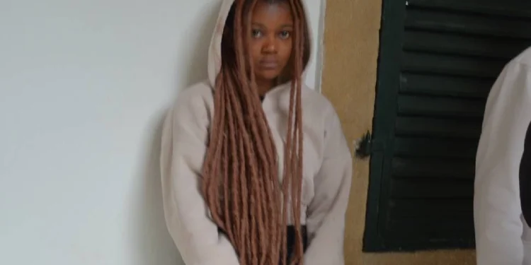 SARHOŞ ŞEKİLDE ADLİ ŞUBE’NİN CAMLARINI KIRDI