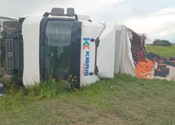 ALKOLLÜ SÜRÜCÜNÜN KULLANDIĞI TIR DEVRİLDİ