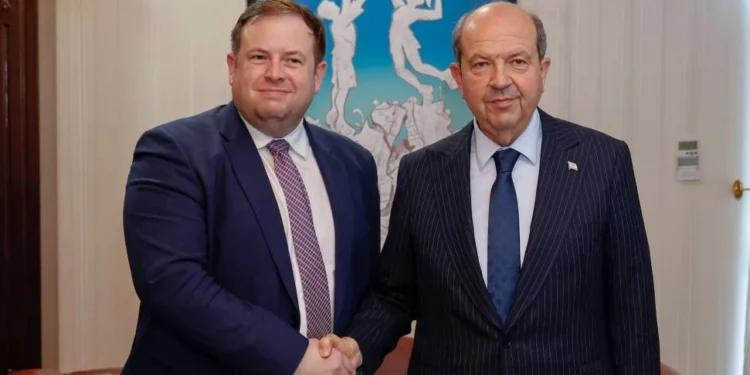 İNGİLİZ BAKANLA GÖRÜŞME YARIM SAAT SÜRDÜ