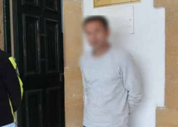 ESKİ EŞİNİ FECİ ŞEKİLE DARBETTİ