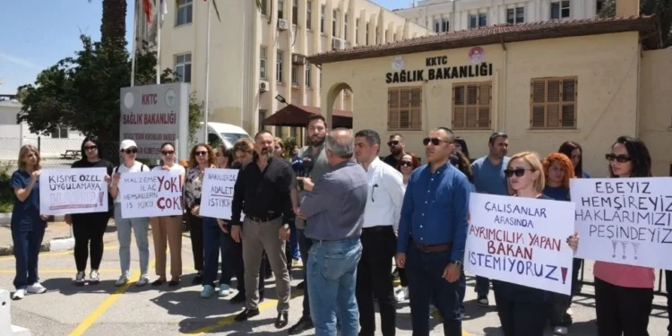 “SİYASETİ SAĞLIKTAN UZAKLAŞTIRIN”