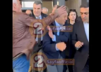 CHP LİDERİ ÖZGÜR ÖZEL’E CENAZE ÇIKIŞI YUMRUKLU SALDIRI!