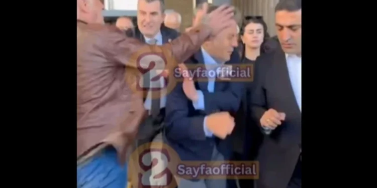 CHP LİDERİ ÖZGÜR ÖZEL’E CENAZE ÇIKIŞI YUMRUKLU SALDIRI!