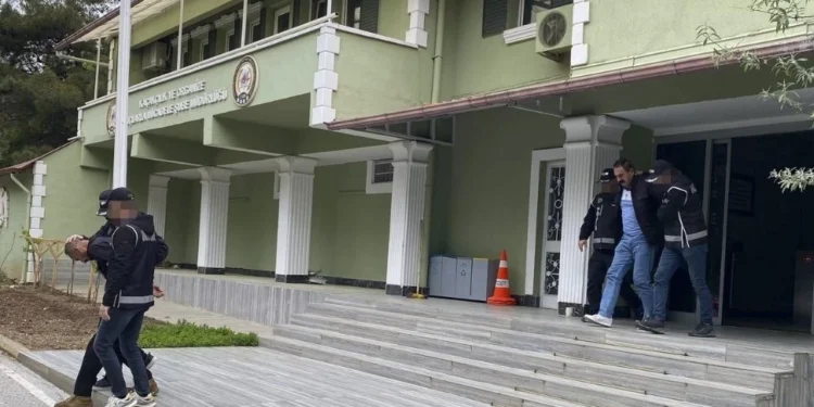 UŞAK’TA SAHTE KKTC EHLİYETİ VE KİMLİK HAZIRLIYORLAR