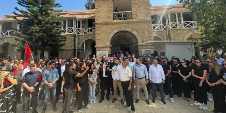 TOPLUMU VE ÖĞRETMENİ GERMEKTEN VAZGEÇİN