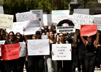 AÖA ÖĞRENCİLERİ EĞİTİM BAKANLIĞI’NA SİYAH ÇELENK BIRAKTI