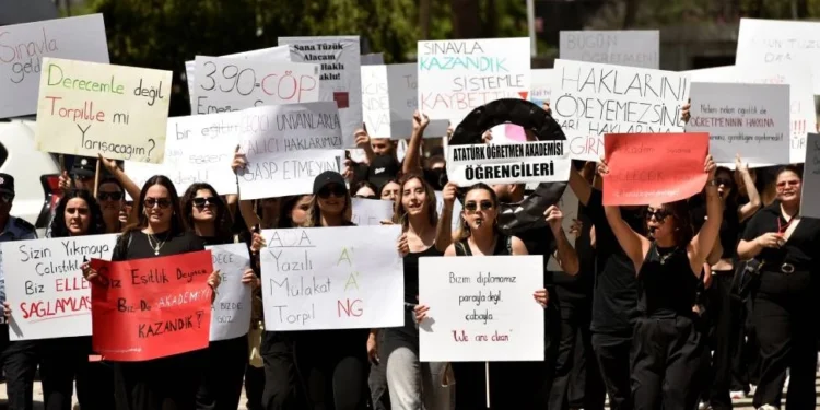 AÖA ÖĞRENCİLERİ EĞİTİM BAKANLIĞI’NA SİYAH ÇELENK BIRAKTI