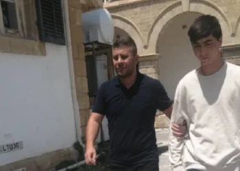 TUVALET PENCERESİNDEN GİREREK EV SAHİBİNE YUMRUK ATTI