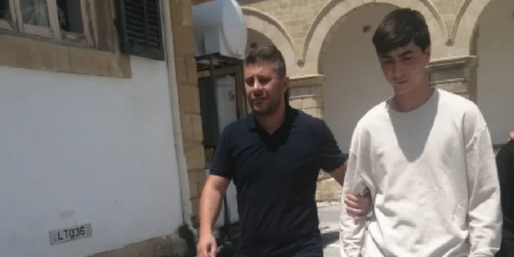 TUVALET PENCERESİNDEN GİREREK EV SAHİBİNE YUMRUK ATTI