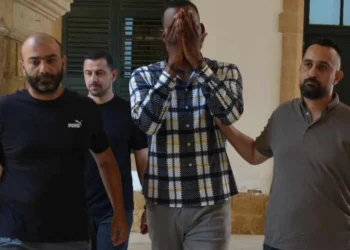 UYUŞTURUCU DOLU ÇANTAYI SOKAĞA ATTI