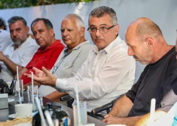 ERHÜRMAN MAĞUSA’DA ESNAFLA BİR ARAYA GELDİ