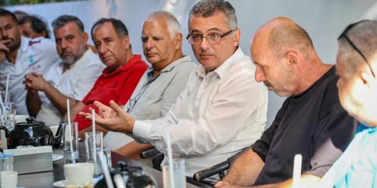 ERHÜRMAN MAĞUSA’DA ESNAFLA BİR ARAYA GELDİ