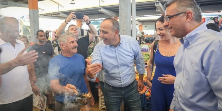 ERHÜRMAN PAZARDA ESNAF VE YURTTAŞLA BULUŞTU