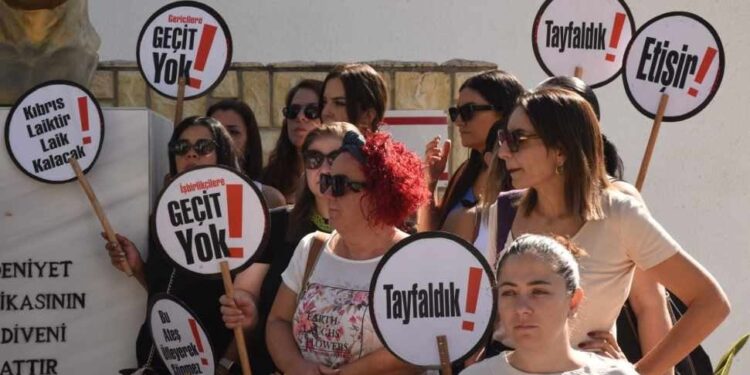 “KIBRIS LAİKTİR, LAİK KALACAK”