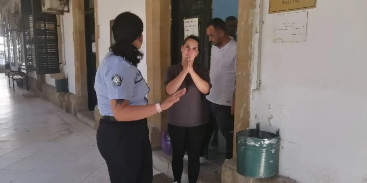 2 MİLYONLUK ALTIN VE 199 ADET KOZMETİK ÜRÜNÜ İLE YAKALANDILAR