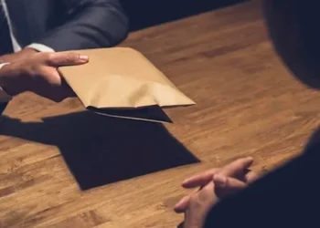 RÜŞVET SUÇUNDAN KAMU GÖREVLİSİNE TUTUKLAMA