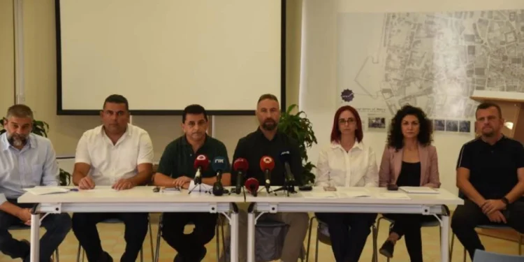 ÖĞRETMENLER KISITLI İMKANLARLA GÖREV YAPIYOR