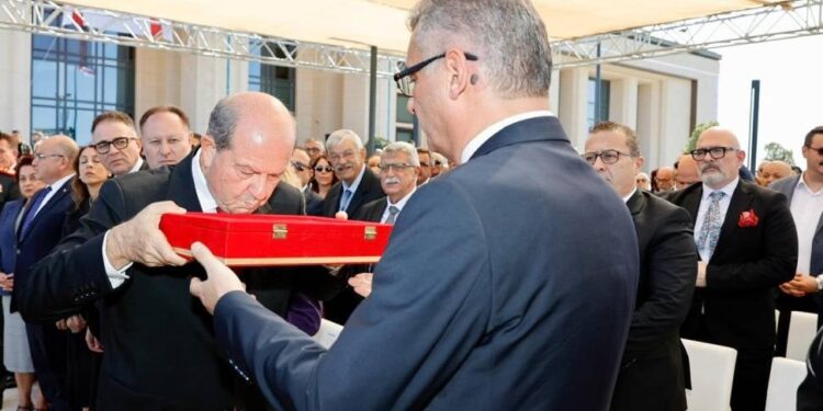 CUMHURBAŞKANI TUFAN ERHÜRMAN GÖREVİ 5. CUMHURBAŞKANI TATAR’DAN DEVRALDI